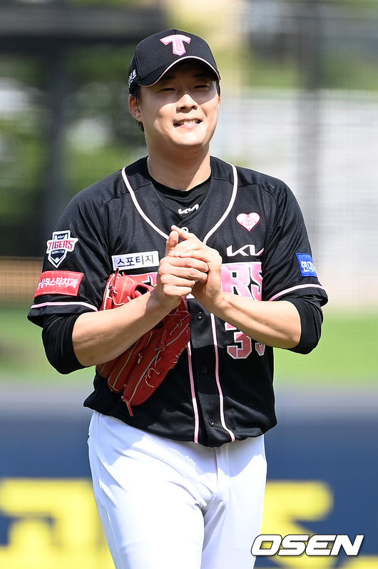 12일 오후 광주기아챔피언스필드에서 ‘2021 신한은행 SOL KBO리그’ KIA 타이거즈와 NC 다이노스의 더블헤더 1차전이 열렸다. 1회초 KIA 선발 한승혁이 투구를 준비하며 미소짓고 있다. 2021.09.12 / dreamer@osen.co.kr