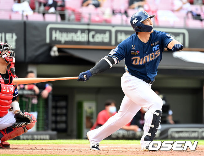 12일 오후 광주기아챔피언스필드에서 ‘2021 신한은행 SOL KBO리그’ KIA 타이거즈와 NC 다이노스의 더블헤더 1차전이 열렸다. 8회초 무사 1루 상황 NC 나성범이 달아나는 우월 투런포를 날리고 있다. 2021.09.12 / dreamer@osen.co.kr