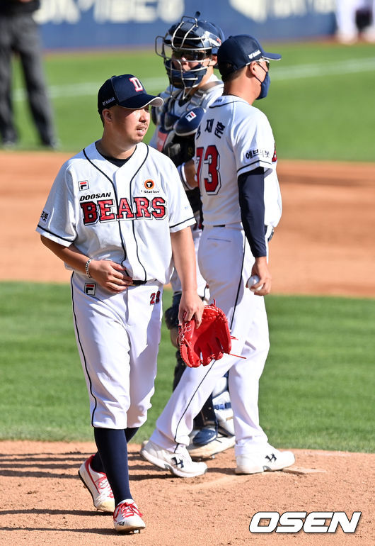 5회초 2사 1,2루에서 두산 유희관이 LG 보어에 1타점 적시 2루타를 허용하며 교체되고 있다. 2021.09.12 /jpnews@osen.co.kr