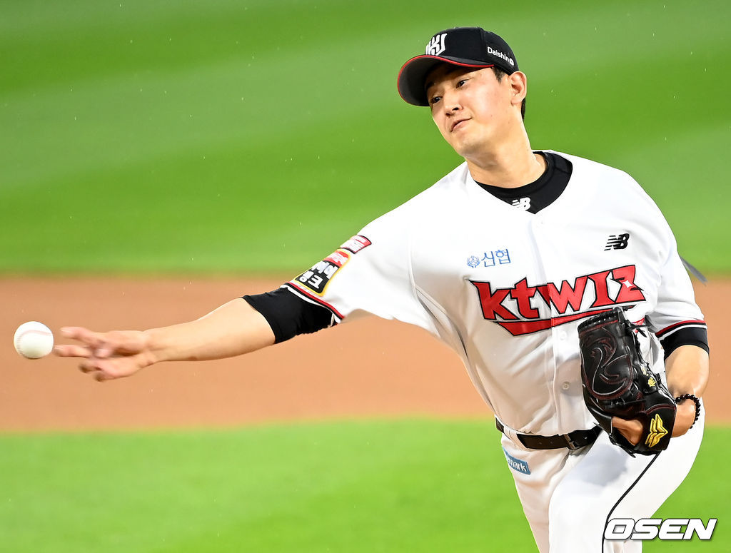 KT 선발 고영표가 마운드에 올라 힘차게 공을 뿌리고 있다. 2021.08.27 /ksl0919@osen.co.kr