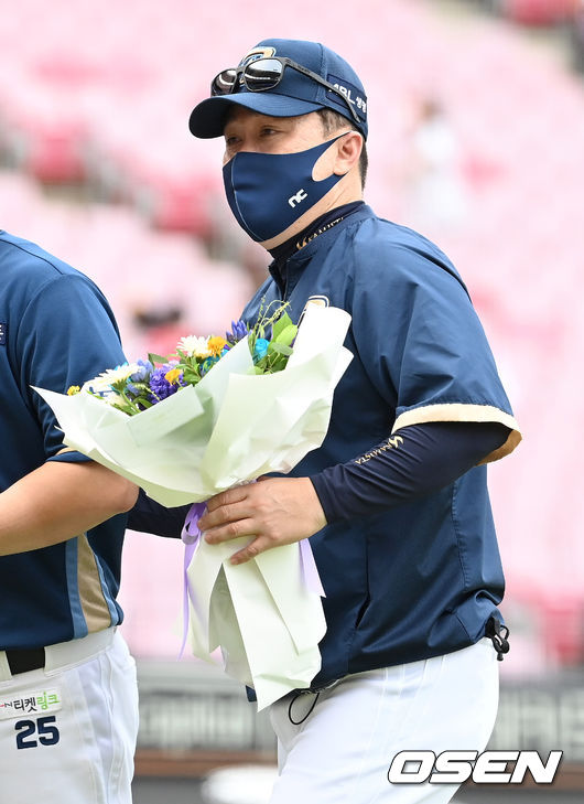 개인 통산 200승을 달성하는 기쁨을 누렸다.  개인 통산 200승을 달성한 NC 이동욱 감독이 기념촬영을 하고 있다. 2021.09.12 / dreamer@osen.co.kr