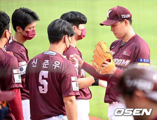 12일 오후 부산 사직야구장에서 '2021 신한은행 SOL KBO리그' 롯데 자이언츠와 키움 히어로즈의 더블헤더 경기 1차전이 열렸다.6회말 종료 후 키움 선발 김선기가 더그아웃으로 이동하고 있다. 2021.09.12 /ksl0919@osen.co.kr