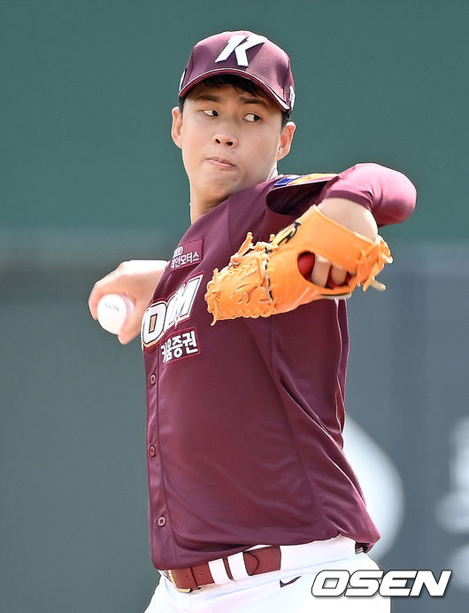 12일 오후 부산 사직야구장에서 '2021 신한은행 SOL KBO리그' 롯데 자이언츠와 키움 히어로즈의 더블헤더 경기 1차전이 열렸다.1회말 키움 선발 김선기가 마운드에 올라 힘차게 공을 뿌리고 있다. 2021.09.12 /ksl0919@osen.co.kr