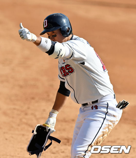 4회말 무사 만루에서 두산 허경민이 1타점 우중간 적시타를 날리고 기뻐하고 있다. 2021.09.12 /jpnews@osen.co.kr