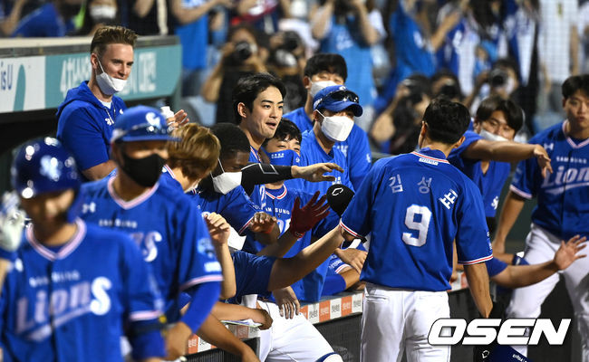 8회초 1사 1루에서 삼성 오재일의 좌중간 적시 2루타 때 홈을 밟은 1루주자 김성표가 더그아웃에서 동료들의 축하를 받고 있다. 2021.09.11 /sunday@osen.co.kr