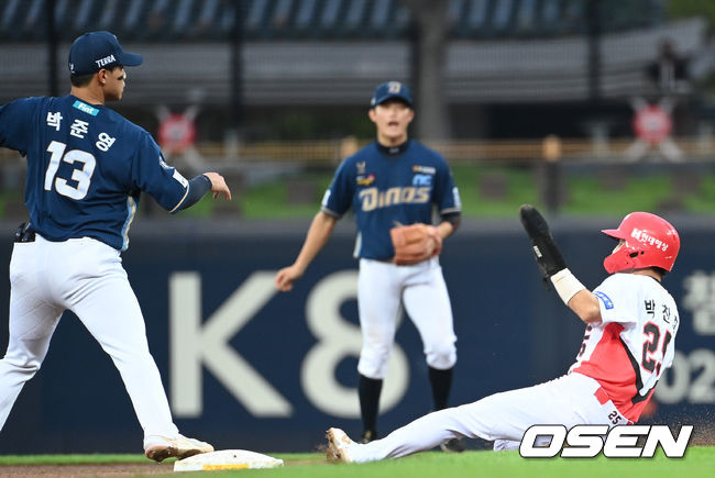 12일 오후 광주기아챔피언스필드에서 ‘2021 신한은행 SOL KBO리그’ KIA 타이거즈와 NC 다이노스의 더블헤더 2차전이 열렸다.2회말 1사 1루 상황 KIA 김호령의 우익수 앞 땅볼 때 주자 박찬호가 2루 진루에 실패하며 포스아웃되고 있다. 2021.09.12 / dreamer@osen.co.kr