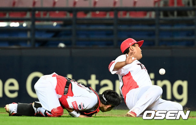 12일 오후 광주기아챔피언스필드에서 ‘2021 신한은행 SOL KBO리그’ KIA 타이거즈와 NC 다이노스의 더블헤더 2차전이 열렸다. 5회초 1사 주자없는 상황 NC 양의지의 파울 타구 때 KIA 1루수 황대인(오른쪽)과 포수 한승택이 몸을 날려 잡으려했지만 놓치고 있다. 2021.09.12 / dreamer@osen.co.kr