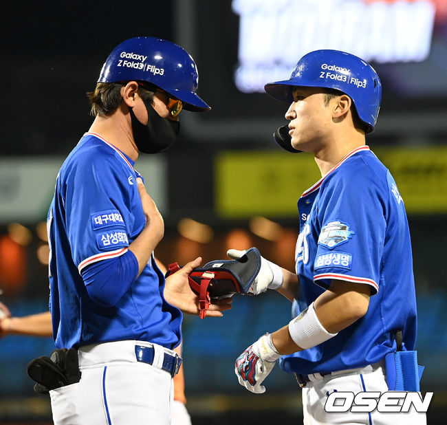 9회초 1사에서 기습 번트를 성공시킨 삼성 박해민이 강명구 코치와 기쁨을 나누고 있다. 2021.09.11 /sunday@osen.co.kr