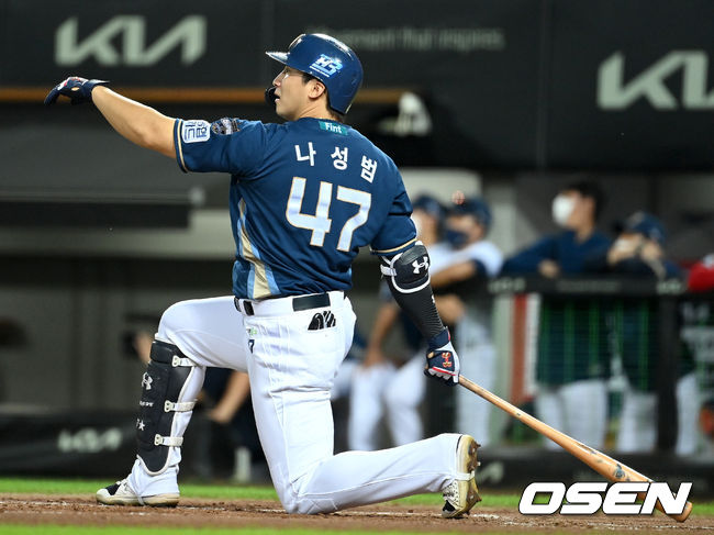 12일 오후 광주기아챔피언스필드에서 ‘2021 신한은행 SOL KBO리그’ KIA 타이거즈와 NC 다이노스의 더블헤더 2차전이 열렸다. 7회초 2사 1루 상황 NC 나성범이 달아나는 중월 투런포를 날리고 있다. 2021.09.12 / dreamer@osen.co.kr