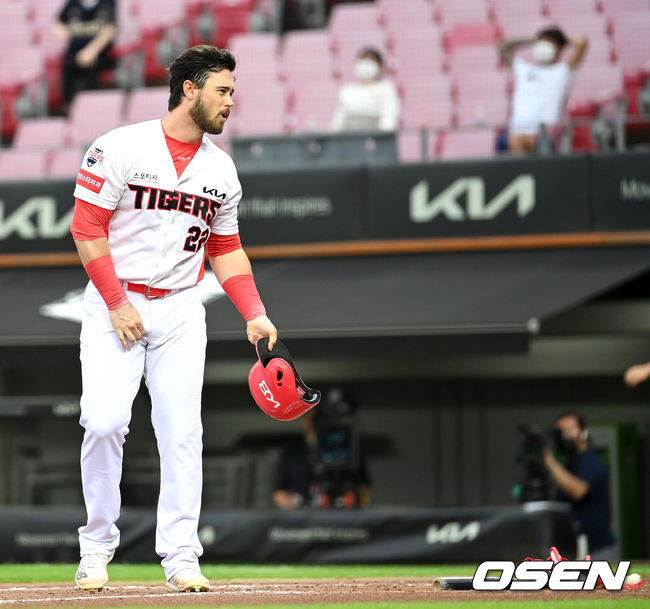 12일 오후 광주기아챔피언스필드에서 ‘2021 신한은행 SOL KBO리그’ KIA 타이거즈와 NC 다이노스의 더블헤더 2차전이 열렸다. 1회말 2사 만루 상황 KIA 터거가 삼진을 당한 뒤 아쉬워하며 심판에게 이야기하고 있다. 2021.09.12 / dreamer@osen.co.kr