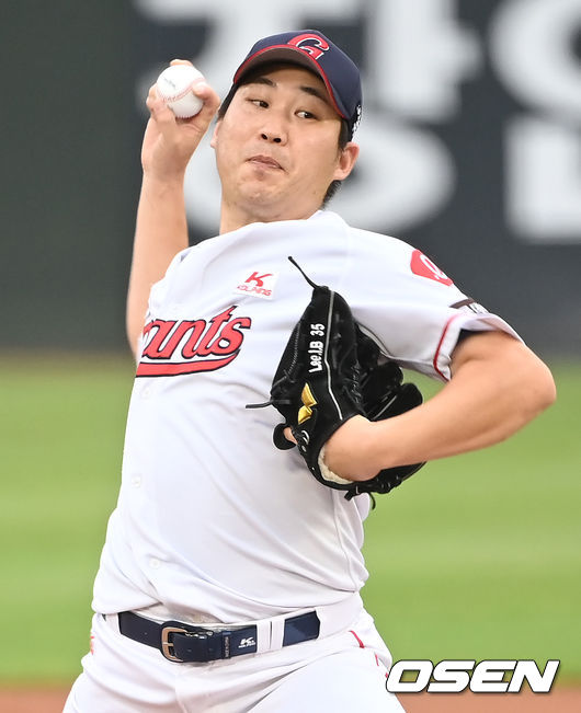 12일 오후 부산 사직야구장에서 '2021 신한은행 SOL KBO리그' 롯데 자이언츠와 키움 히어로즈의 더블헤더 경기 2차전이 열렸다.1회초 롯데 선발 이인복이 마운드에 올라 힘차게 공을 뿌리고 있다. 2021.09.12 /ksl0919@osen.co.kr
