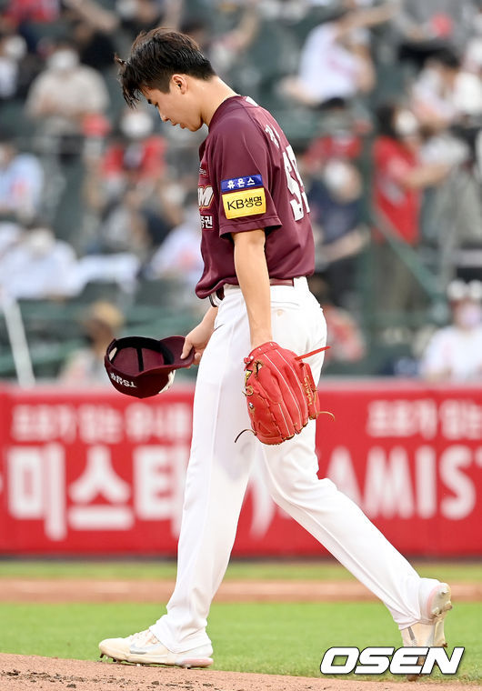 12일 오후 부산 사직야구장에서 '2021 신한은행 SOL KBO리그' 롯데 자이언츠와 키움 히어로즈의 더블헤더 경기 2차전이 열렸다.1회말 2사 3루 롯데 정훈의 타석 때 키움 선발 장재영이 폭투로 실점을 허용, 아쉬워하고 있다. 2021.09.12 /ksl0919@osen.co.kr