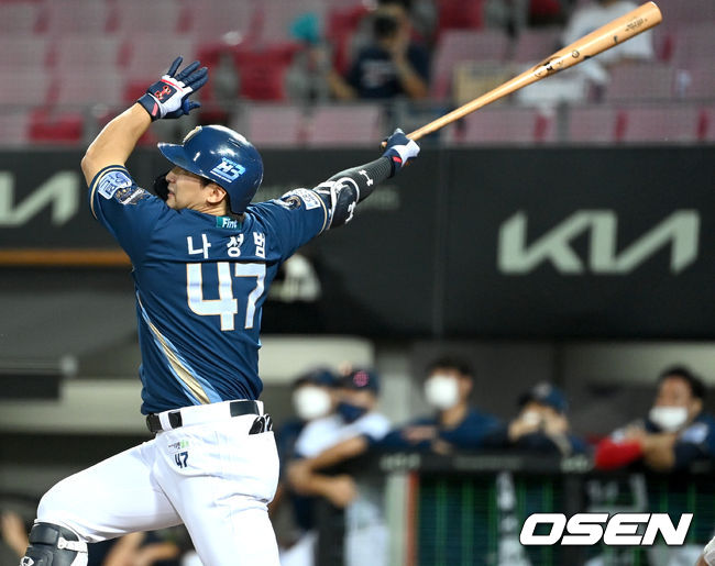 12일 오후 광주기아챔피언스필드에서 ‘2021 신한은행 SOL KBO리그’ KIA 타이거즈와 NC 다이노스의 더블헤더 2차전이 열렸다. 7회초 2사 1루 상황 NC 나성범이 달아나는 중월 투런포를 날리고 있다. 2021.09.12 / dreamer@osen.co.kr