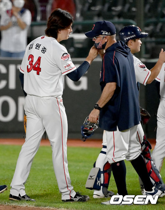 롯데 자이언츠가 더블헤더 싹쓸이 패배를 면했다.롯데는 12일 부산 사직구장에서 열린 ‘2021 신한은행 SOL KBO리그’ 정규시즌 키움 히어로즈와의 더블헤더 2차전에서 3-2로 신승을 거뒀다.경기 종료 후 롯데 서튼 감독, 김원중이 기쁨을 나누고 있다. 2021.09.12 /ksl0919@osen.co.kr