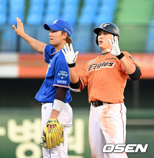 4회말 2사 1루에서 한화 정은원이 좌전 적시 2루타를 치고 타임을 외치고 있다. 2021.09.11 /sunday@osen.co.kr