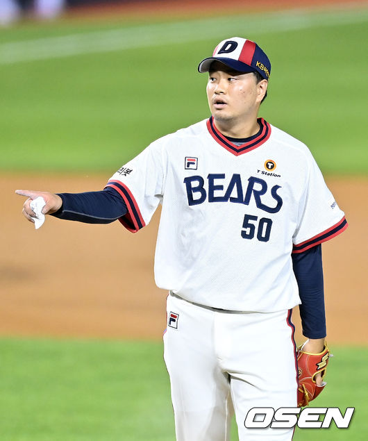 6회초 2사 3루에서 마운드에 오른 두산 이영하가 LG 홍창기를 중견수 플라이 처리하고 더그아웃으로 향하고 있다. 2021.09.12 /jpnews@osen.co.kr