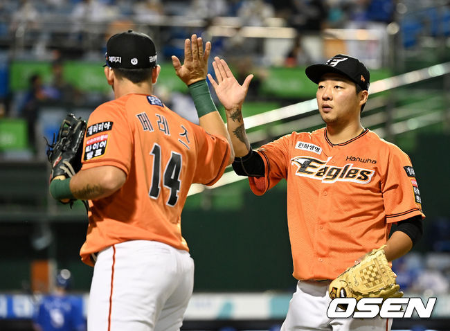 7회초 2사에서 한화 김범수가 삼성 구자욱을 삼진으로 처리하고 더그아웃으로 가며 페레즈와 하이파이브를 하고 있다. 2021.09.11 /sunday@osen.co.kr