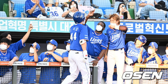 3회초 2사 1루에서 삼성 오재일이 우월 투런 홈런을 치고 더그아웃에서 동료들의 축하를 받고 있다. 2021.09.11