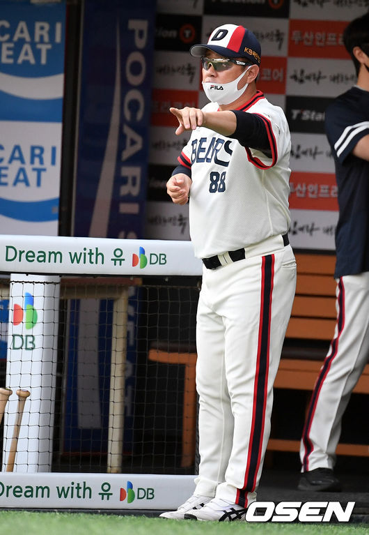 3회초 두산 김태형 감독이 교체 사인을 보내고 있다. 2021.06.26 /jpnews@osen.co.kr