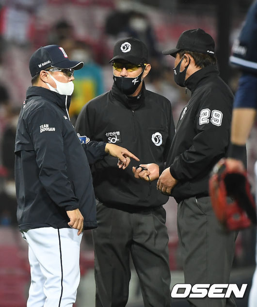 8일 광주-기아 챔피언스필드에서 ‘2021 신한은행 SOL KBO 리그’ KIA 타이거즈와 두산 베어스의 경기가 열렸다.8회말 2사 1,2루 두산 김태형 감독이 KIA 박찬호 타석때 2루주자 이정훈의 태그 판정에 어필하고 있다. /youngrae@osen.co.kr