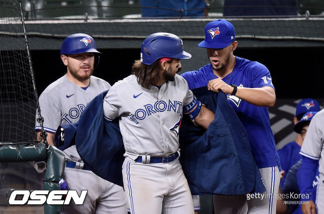 [사진] 토론토의 보 비셋(가운데)이 12일(한국시간) 열린 볼티모어와의 더블헤더 2차전 7회 초 역전 투런 홈런을 날린 뒤 홈런 재킷을 입고 있다. ⓒGettyimages(무단전재 및 재배포 금지)