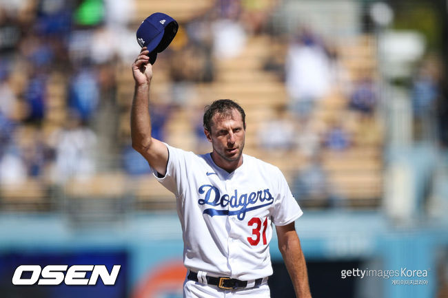 [사진] LA 다저스의 맥스 슈어저가 13일(한국시간) 샌디에이고와의 홈경기에서 통산 3000탈삼진을 달성한 뒤 관중들의 환호에 모자를 흔들며 인사하고 있다. ⓒGettyimages(무단전재 및 재배포 금지)