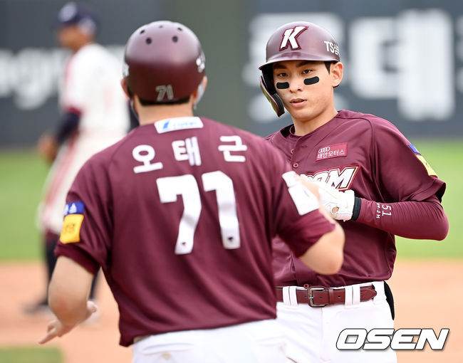 12일 오후 부산 사직야구장에서 '2021 신한은행 SOL KBO리그' 롯데 자이언츠와 키움 히어로즈의 더블헤더 경기 1차전이 열렸다.8회초 2사 2, 3루 키움 이정후가 1타점 적시타를 날린 뒤 오태근 코치와 기쁨을 나누고 있다. 2021.09.12 /ksl0919@osen.co.kr