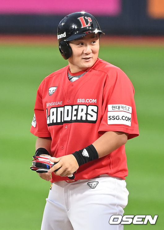 27일 오후 경기도 수원시 수원kt위즈파크에서 ‘2021 신한은행 SOL KBO 리그’ KT 위즈와 SSG 랜더스의 경기가 열렸다.1회초 1사 3루 SSG 최주환이 1타점 적시타를 날린 뒤 기뻐하고 있다. 2021.08.27 /ksl0919@osen.co.kr