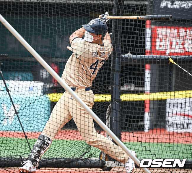 권광민이 타격훈련을 하고 있다. 