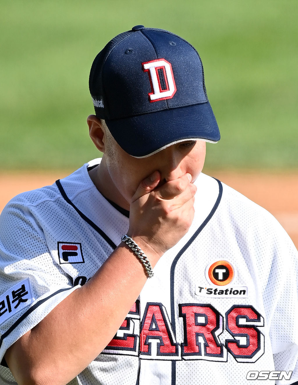 더그아웃으로 향하며 아쉬운 표정짓는 유희관. 2021.09.12 /jpnews@osen.co.kr