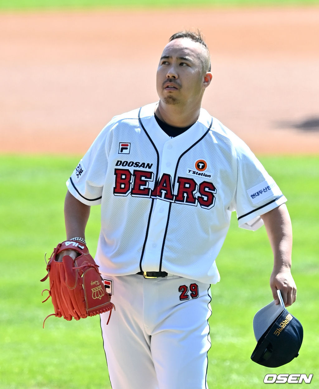 1회초 수비에 앞서 두산 유희관이 투구를 준비하고 있다 2021.09.12 /jpnews@osen.co.kr