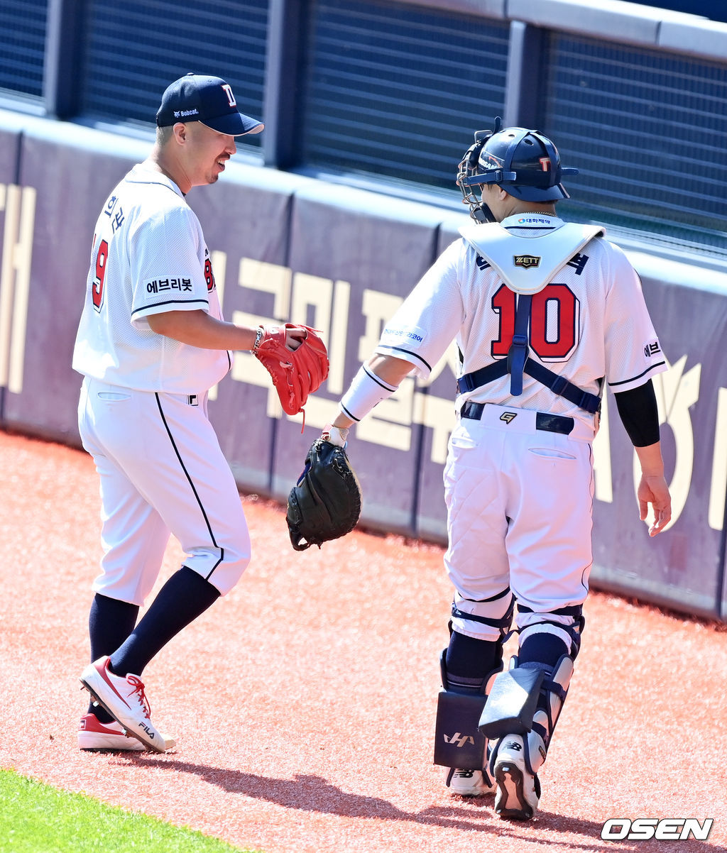 1회초 수비를 삼자범퇴로 마치고 두산 유희관과 박세혁이 서로를 격려하고 있다. 2021.09.12 /jpnews@osen.co.kr