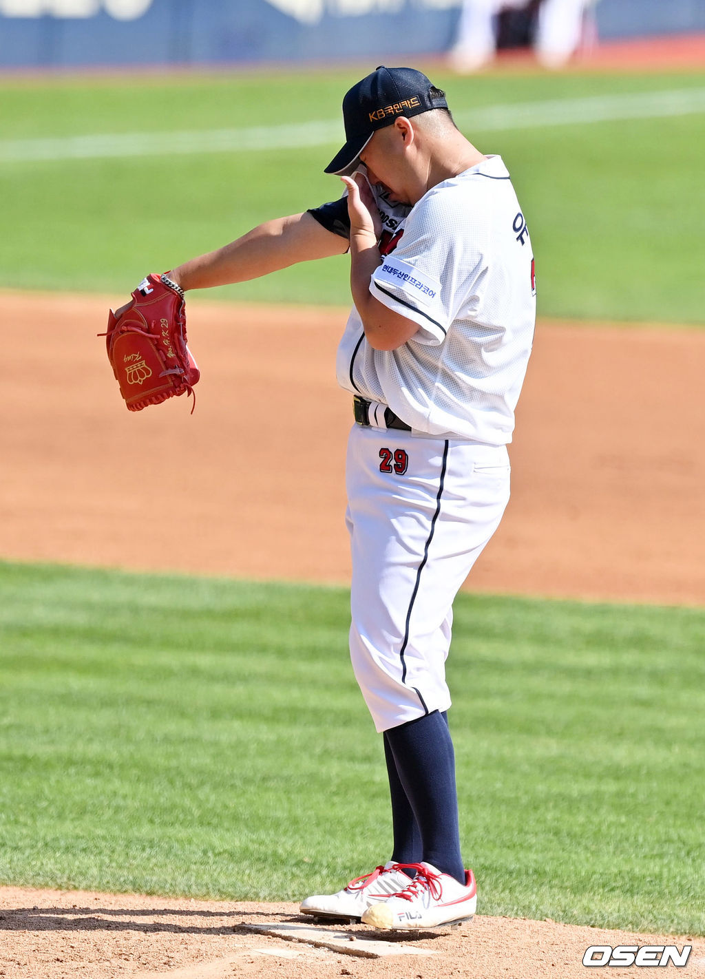 2회초 두산 유희관이 볼넷을 허용하며 아쉬워하고 있다. 2021.09.12 /jpnews@osen.co.kr