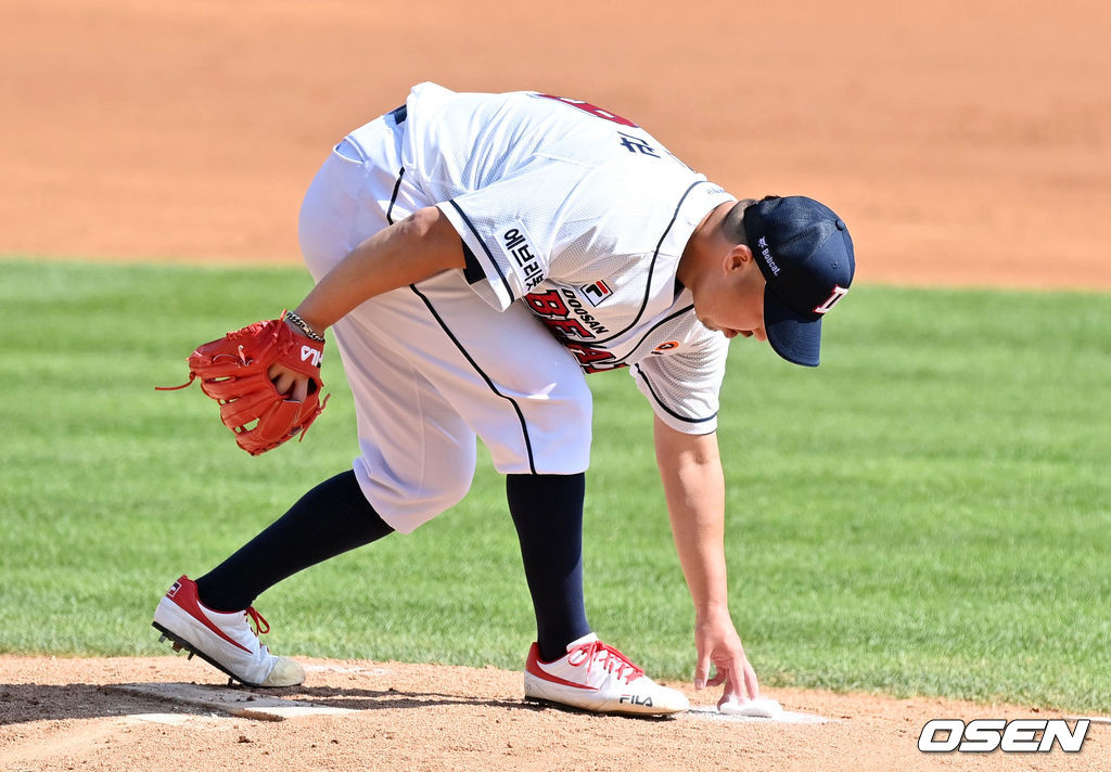 3회초 두산 유희관이 위기 관리 능력으로 실점을 최소화하며 수비를 마치고 있다. 2021.09.12 /jpnews@osen.co.kr