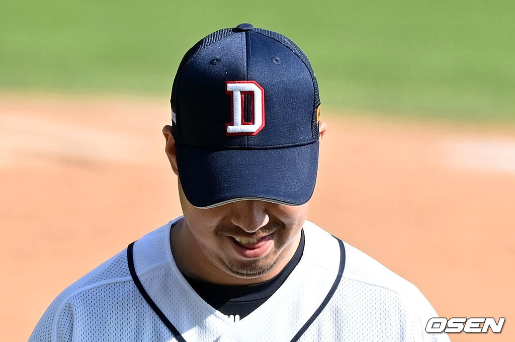 4회 수비를 마친 두산 유희관이 옅은 미소를 짓고 있다. 2021.09.12 /jpnews@osen.co.kr