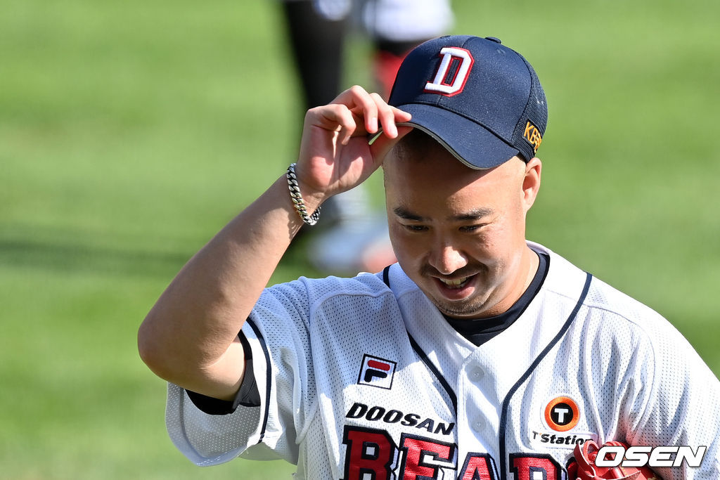 4회 수비를 마친 두산 유희관이 미소를 짓고 있다. 2021.09.12 /jpnews@osen.co.kr