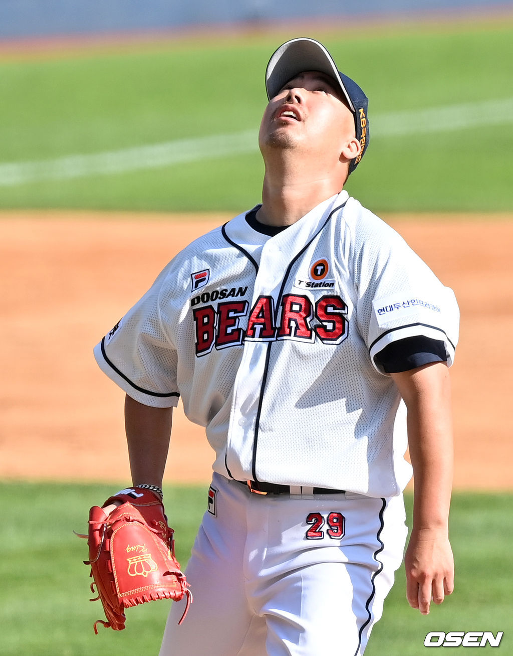 5회초 무사 1,2루에서 두산 유희관이 LG 김현수의 중견수 플라이 타구를 바라보고 있다. 2021.09.12 /jpnews@osen.co.kr