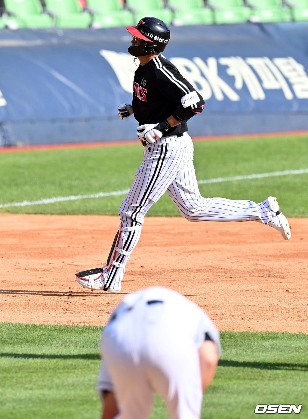 5회초 두산 유희관이 LG 채은성에 3점 홈런을 허용하며 아쉬워하고 있다. 2021.09.12 /jpnews@osen.co.kr