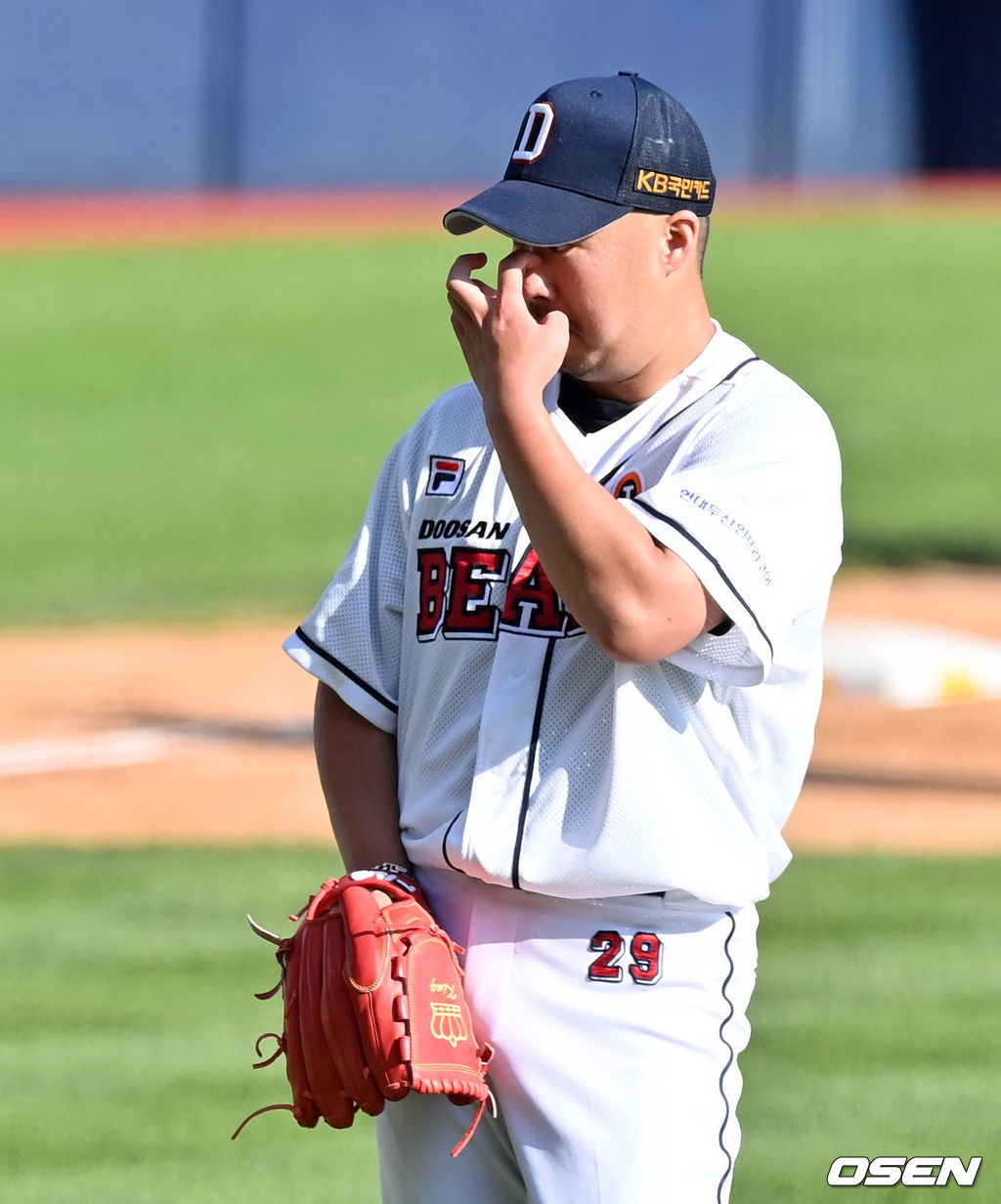 5회초 두산 유희관이 땀을 닦고 있다. 2021.09.12 /jpnews@osen.co.kr