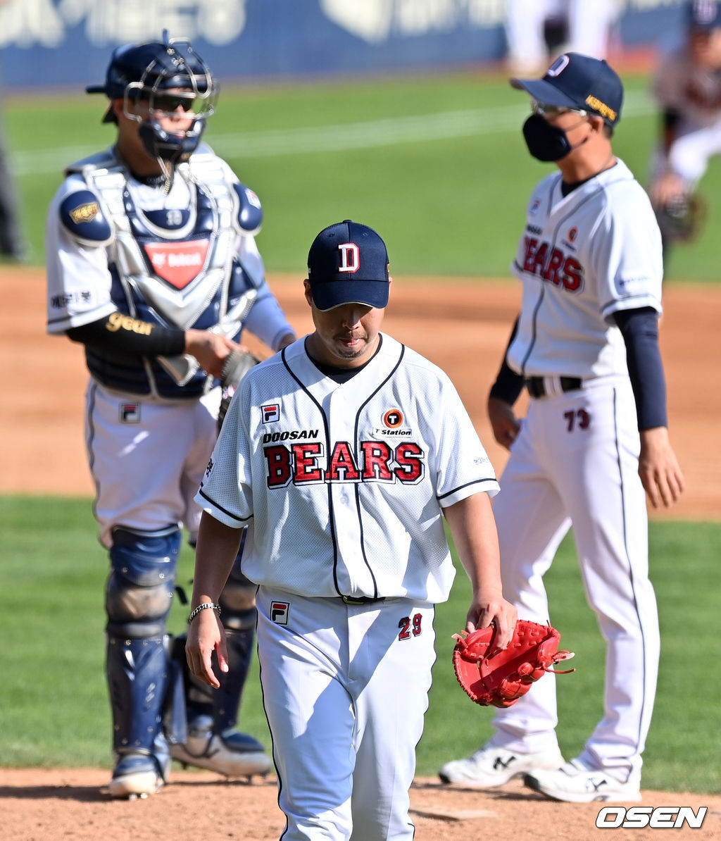 5회초 2사 1,2루에서 두산 유희관이 LG 보어에 1타점 적시 2루타를 허용하며 교체되고 있다. 2021.09.12 /jpnews@osen.co.kr