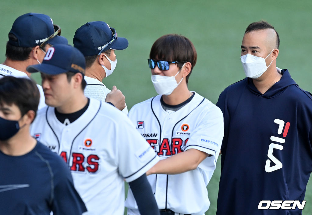 경기를 마치고 두산 유희관이 김태형 감독과 하이파이브를 하고 있다. 2021.09.12 /jpenws@osen.co.kr