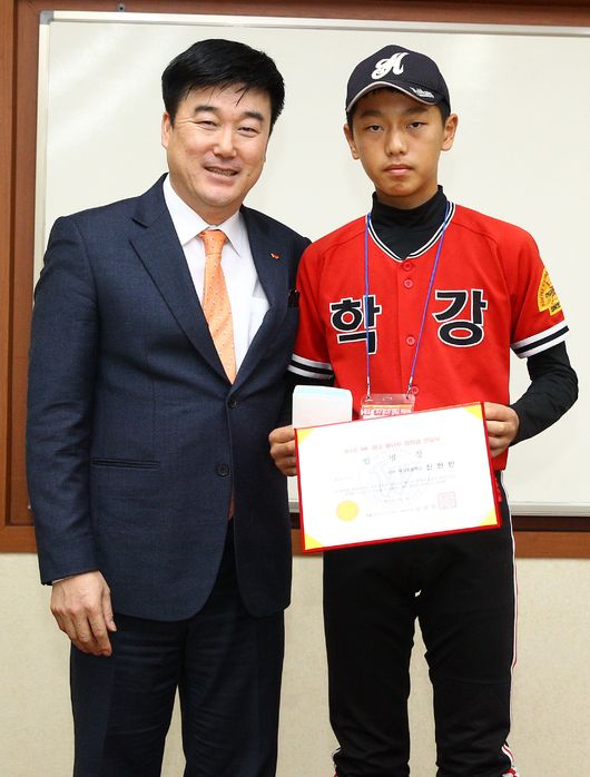 [사진] 지난 2015년 ‘SK 야구 꿈나무’ 장학금을 받았던 신헌민. / SSG 제공