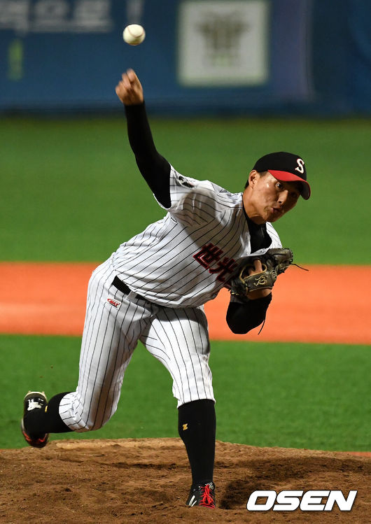 4회초 세광고 박준영이 힘차게 공을 뿌리고 있다. 