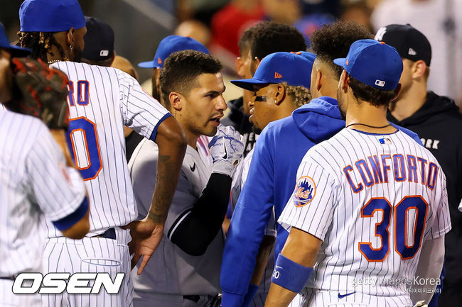[사진] 양키스 글레이버 토레스와 메츠 프란시스코 린도어가 신경전을 벌이고 있다. 2021.09.13 ⓒGettyimages(무단전재 및 재배포 금지)