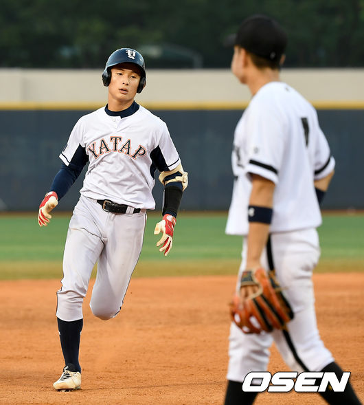 19일 오후 서울 양천구 목동야구장에서 ’54회 대통령배 전국고교야구대회’ 대구 상원고와 야탑고의 8강전이 열렸다.2회초 무사 야탑고 윤동희가 솔로홈런을 날린 뒤 그라운드를 돌고 있다./ksl0919@osne.co.kr 
