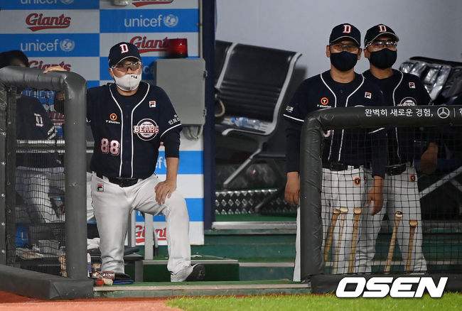 두산 베어스 양석환이 만루포 포함 원맨쇼를 펼쳤지만 롯데의 맹추격전이 이어지며 무승부로 끝났다. 두산과 롯데는 28일 부산 사직구장에서 열린 ‘2021 신한은행 SOL KBO리그 정규시즌 맞대결에서 10-10 무승부를 거뒀다.9회말 2사 3루 동점을 허용한 두산 김태형 감독이 경기를 지켜보고 있다. 2021.08.28/youngrae@osen.co.kr