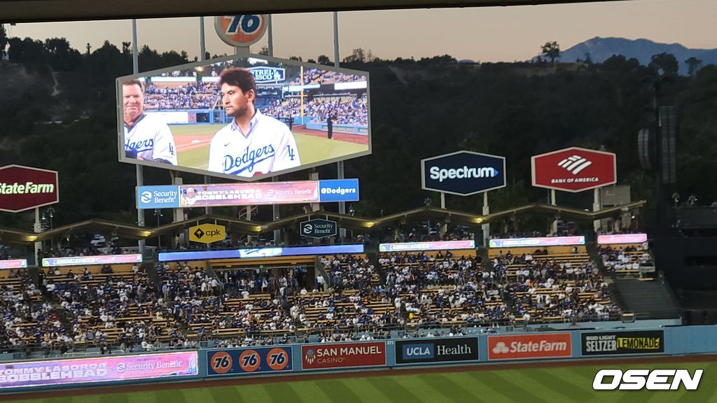 [OSEN=LA, 이사부 통신원] 14일(한국시간) 다저스타디움 대형 전광판에 뜬 박찬호. 박찬호는 이날 토미 라소다 바블헤드 데이를 맞아 경기 전 시작을 알리는 구호를 왕년의 스타들과 함께 외쳤다. /lsboo@osen.co.kr