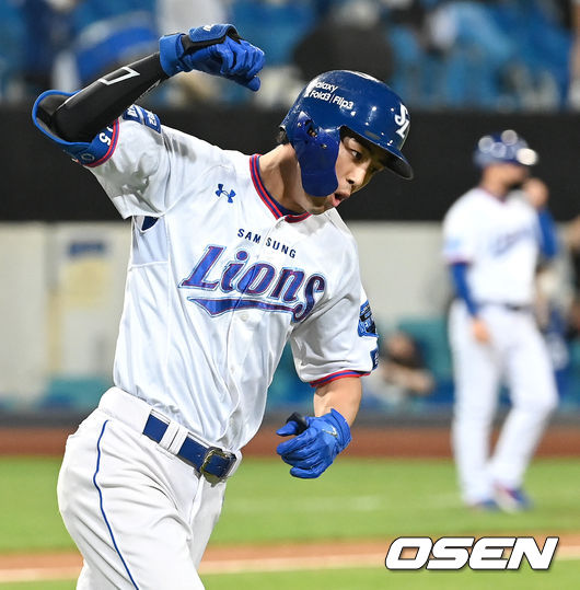 9일 오후 대구삼성라이온즈파크에서 ’2021 신한은행 SOL KBO리그’ 삼성 라이온즈와 KT 위즈의 경기가 열렸다.6회말 1사 2루 상황 삼성 구자욱이 역전 우월 투런포를 날리고 환호하고 있다. 2021.09.09 / dreamer@osen.co.kr