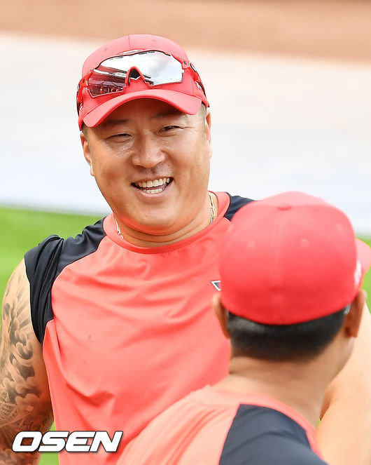 이 날 1군에 복귀한 KIA 최형우가 그라운드 위에서 몸을 풀며 미소짓고 있다. 2021.06.30 / rumi@osen.co.kr