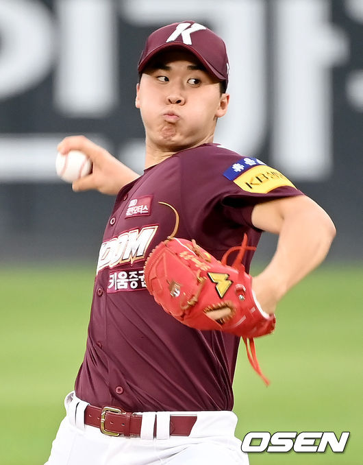 12일 오후 부산 사직야구장에서 '2021 신한은행 SOL KBO리그' 롯데 자이언츠와 키움 히어로즈의 더블헤더 경기 2차전이 열렸다.1회말 키움 선발 장재영이 마운드에 올라 힘차게 공을 뿌리고 있다.  2021.09.12 /ksl0919@osen.co.kr